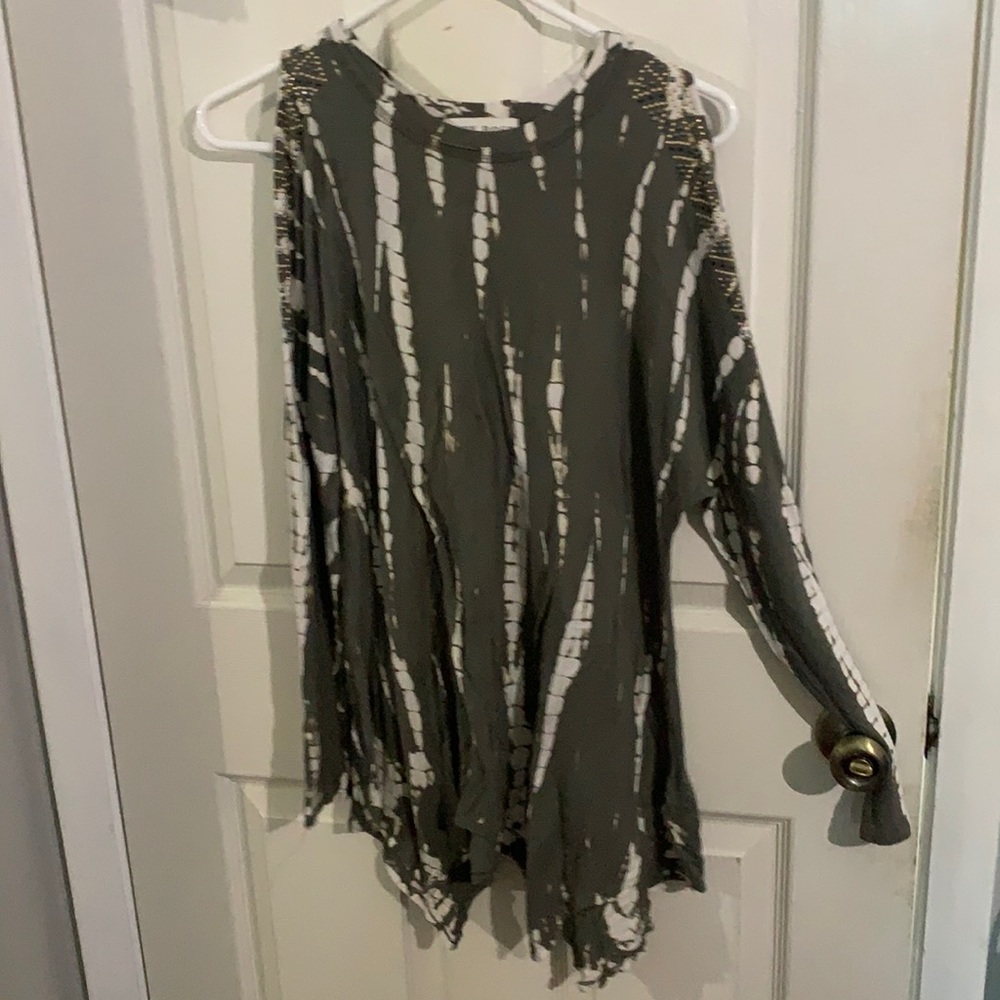 Knox rose long shirt with cut outs on shoulders